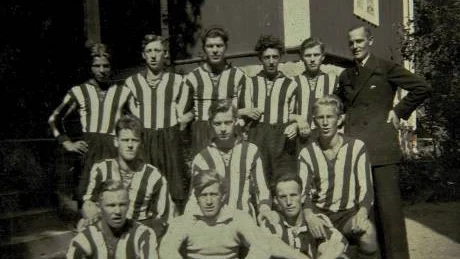 Gösta "Bull" Johansson nere till vänster. Möjligen lillbrorsan Olle "Tjongen" Johansson i randigt längst upp till höger. De övriga är obekanta.