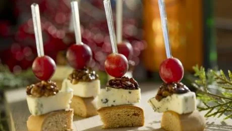 En variation på temat ädelost och pepparkaka: spett med mjuk skånepepparkaka med roquefort, honungsglaserade valnötter och druvor.Foto: Leif R Jansson/Scanpix