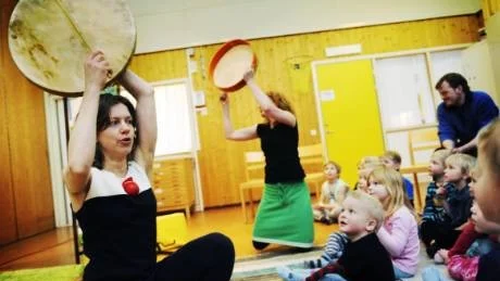 Anna Ottertun och Clara Hållén från gruppen Claranna & ljudstråle fängslade barnen med sång och spännande berättelser.