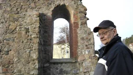 Stig Lundh, Gamleby har skrivit en guidebok om 16 medeltida kyrkor i Tjust, bland annat Sankta Gertruds kyrka, som numera är ruin, som fanns i Gamleby.Arkivfoto: Hans Brandin