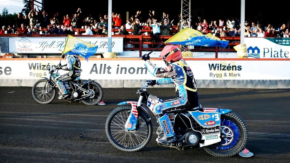 Chris Holder och Greg Hancock, Piraternas två världsmästare, jublar över en femetta. Piraterna vann mot Dackarna med 47-43.