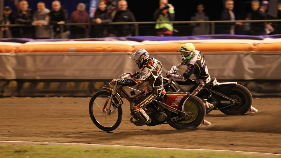 Piotr Pawlicki och Jonas Davidsson tar en femetta i det tolfte heatet.