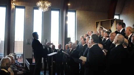 Koncentrationen på dirigenten Thomas Åstrand är stark hela körenm igenom Och viktig! Västerviks Manskör, den här kvällen med extra inslag från vänkören i Vena, genomförde en mäktig, välsjungen Vårkonsert i Marieborgskyrkan, totalt fullsatt. Foto: Lisa Olaison