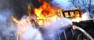 Villa totalförstörd i brand