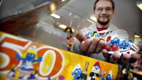 Johan Wilén på Lekstugan med en handfull av de populäraste smurfarna. Foto: Lisa Olaison