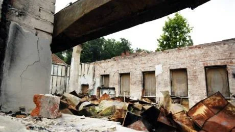 Det nedbrunna kommunhuset i Överum kan komma att rivas snart. Bostadsbolaget vill att kommunen köper fastigheten. Därefter kan man tänka sig att bygga äldreboende på platsen om behov finns. Arkivfoto: Lisa Olaison