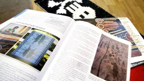 Malous insektsmönster, till vänster, samt vackra gesällprov, till höger, har väckt uppmärksamhet i en av fackbranschens tidningar. Gesällprovet blev så lyckat att Nationalmuseum visat intresse för att köpa det. I bakgrunden en hemvävd matta i lekfull ton.