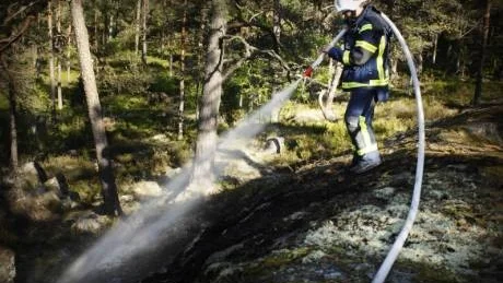 Räddningstjänsten kunde snabbt släcka branden som annars raskt kunde ha spridit sig då det är extremt torrt i markerna nu och eldningsförbud har utfärdats.  Foto: Ellen Kindstrand