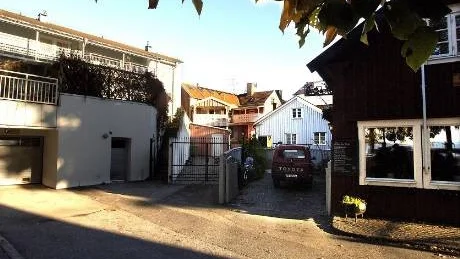 Inne i kvarteret Smugglaren. Till höger ligger restaurang Smugglaren.