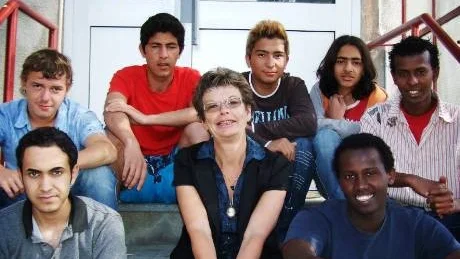 Gunilla Månsson omgiven av de sju ensamkommande flyktingbarnen som bor i Gamleby.  Lade från Irak, Vohtang från Georgien, Soran från Irak, Irfan från Afganistan, Samer från Syrien och Ahmed och Garaad från Somalia.