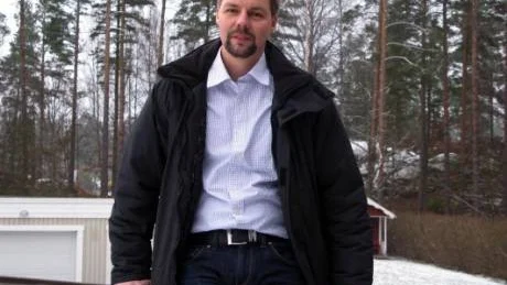 Benoni Ingelsjö i Ankarsrum byter chefsjobbet från Landstingets Serviceförvaltning till kommunala bostadsbolaget Byggebo AB i Oskarshamn. Någon flytt från bruksorten är inte aktuellt. Här har Benoni sin familjj, vänner från brukets tid och inte minst den vackra naturen in på husknuten.