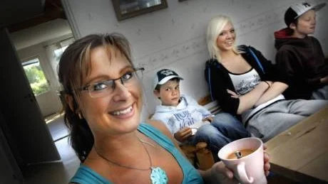 - Det är viktigt att barnen får ta mycket plats, säger Anette Molin, från Västervik, som i höst kan bli en av de mammor som syns i tv-serien Ensam mamma söker. I bakgrunden syns Elias, Rebecca och Albin.