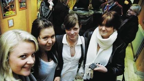 Det var inte så många som hade kommit för att se Regina Lund i Bryggaren. Men Kajsa Ekberg, Melli Karlsson, Linnéa Stenberg och Paula Karlsson var förväntansfulla. De gick tillsammans med sin klass på barn- och fritidsprogrammet.  Foto: Ellen Kindstrand