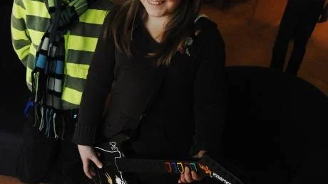 Det gäller att hålla takten. Oskar Ingesson och Hanna Isaksson-Andersson rockar loss med gitarren framför tevens musikspel.
