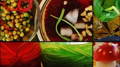 Lite läskig dekoration till festen. Rödfärgad couscous med grön spaghetti, isbitar och mandelflarn. En grönfärgad drink. Spaghetti kokad i karamellfärgsvatten och stoppad i glasburkar. En ätbar "flugsvamp" av kokt ägg, tomat och mjukost.Foto: Ellen Kindstrand