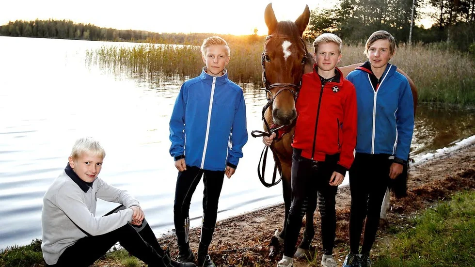 Unika. Hugo Lorin, Hampus Damberg, Lucas Lorin och Hugo Karlsson utgör ett av Nyckelryttarnas lag i ponnyallsvenskan.