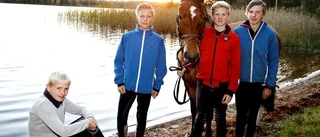 Killarna som sitter säkert i sadeln