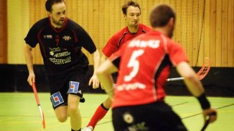 WIBK:s Victor Gärdebrant, till vänster, möter sina gamla klubbkompisar i Hässelby i det allsvenska kvalet. Foto: Karin Hertz
