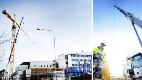 En av de två gigantiska tornkranar som använts vid sjukhusbygget i Västervik plockades på måndagen ned av det estniska uthyrningsföretaget. I maj återkommer vi och tar ned den andra, säger kranföraren, ryssen Maxim Aleksejev. Foto: Ellen Kindstrand