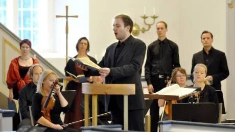 De flesta av Vokalaharmonins körsångare har även solistroller. Här är det countertenoren Daniel Carlsson som sjunger Händel, ackompanjerad exklusivt av cellisten Richard Müller och cembalisten Peter Lönneberg.Foto: Anders Steiner
