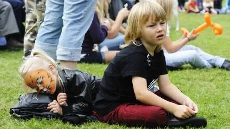 Josefine och Jonathan Jonsson-Tapper lyssnar till The Playtones.