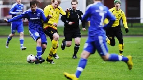 Matchen mellan VFF och Stockaryd bjöd på mycket kamp. Här är det VFF:arna Adam Martinsson (nummer 8) och Fredrik Lindhe (nummer 19) som kämpar om bollen.Foto: Ellen Kindstrand