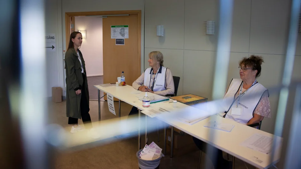 Ungefär 90 personer per dag har tagit sig till lokalen där Grete Lindqvist och Weuche Authén tar emot förtidsröster. De är två av tre röstmottagare i tjänst. "Jag älskar det sociala med det här uppdraget", säger Grete Lindqvist.