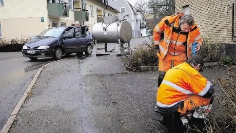 Kan det vara här? Per Fredén och Göran Fridell, på huk, kikar ned i en brunnslucka strax nedanför Piazzan. På fredagen visade det sig att läckan var precis här, djupt ned i marken.