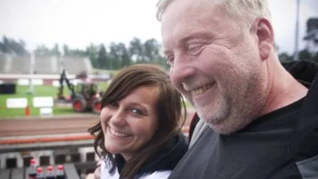 Izabela Masenda och de andra barnen hälsade på hemma hos Mats Gustavsson i Mommehål. Där fick de bland annat åka häst och vagn och bada i Hjorten.Foto: Staffan Eliasson