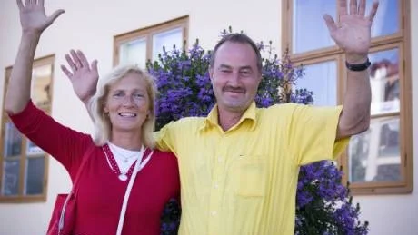 Doris och Karsten Hänig jublar, de har i flera år försökt få svenskt medborgarskap och i fredags kom det överraskande med posten.Foto: Staffan Eliasson