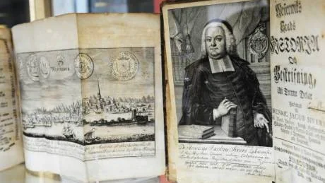 I en monter på kartutställningen visas prosten Henric Jacob Sivers bok Västerviks stads historia från 1758. Foto: Karin Hertz