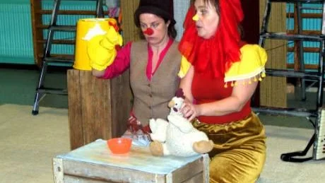 Anna T Mörnerud , till vänster, och Anna Hammarstedt, Ölands Dramatiska  Teater, är på turné i kommunen med barnteater för de yngsta skoleleverna och förskolebarnen.