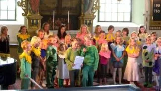 Mer än 30 barn framförde musikalen " Ogräs i rabatten" i Hallingebergs kyrka.