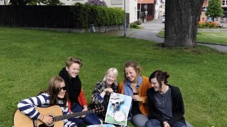 Om nästan precis en månad arrangeras endagsfestivalen Parkfesten i Olof Palmes park. 
Sju gymnasietjejer håller i evenemanget. Från vänster syns Louise Jakobsson, Sofie Olsson, Maja Johansson, Cecilia Jönsson och Alexandra Holmström. Andrea Larzon och Amanda Carrasco saknas på bilden.
Foto: Anders Steiner