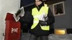 Tidningsbudet Thomas Manfred poängterar att förseningar med morgontidningen oftast beror på att brevlådorna är svåråtkomliga då det inte har skrapats i området framför brevlådan.Foto: Karin Hertz