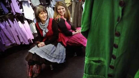Mor & Dotter, ett namn på kollektionen romantiska kvinnokläder, men också mor och dotter på riktigt, Tanja och Malin Östebro                        håller på att göra sig ett namn i modebranschen.