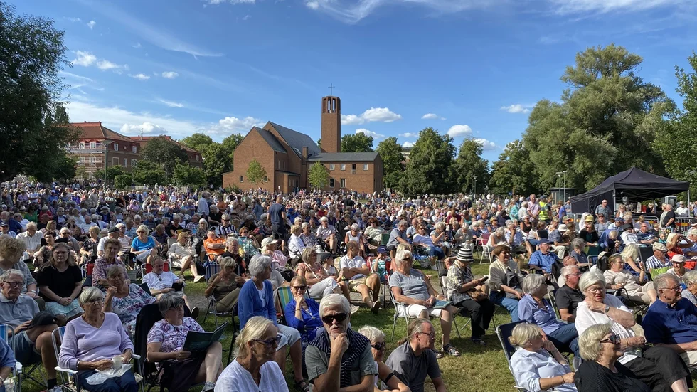 Så här såg det ut förra året under en solig avslutning på Augustifesten. Publiken hade bänkat sig för Norrköpings Symfoniorkester och Peter Johansson.