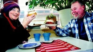 Dags för semlan. Monica och Hans Hök fikar och unnar sig var sin semla. De tycker att det är festligt. Foto: Matilda Ahl