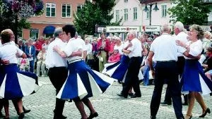 På språng. En timmes fullödig show med Siv "Augustina" i Stadsparken på Seniordagen i lördags.