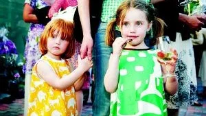 Kul med fest. Ebba och Märta Franzén följde med mamma, pappa och valpen Alaska till invigningen. - Både Ebba och Märta spillde på sig mitt på dagen så jag var tvungen att köpa nya klänningar, säger pappa Johnny Franzén som noterat att Alaska är den enda hunden på kalaset.