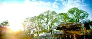 Visorna hyllas under bar himmel