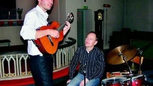 Duo med framgång. Det är verkligen ingen vanlig konsertduo, en gitarrist, Tobias Sjögren, och en slagverkare, Tommy Holmgren. Och det krävs verkligen lyhördhet från båda hållen för att allt ska stämma. Den här duon lyckades.
