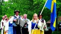 Tuna Folkdanslag. Rebecka Pettersson går i täten och sedan kommer spelmännen Sune Håkansson, Lars Andersson och Leif Johansson.