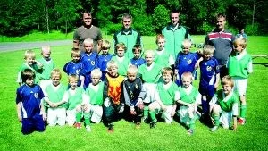 Ungdomsturnering. I lördags genomfördes en på Bruksvallen och här ses spelare och ledare från BOIF och Överums IK efter att turneringens sista match hade spelat.