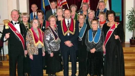 Tjänstemännen inom Westervikslogen 670. Från vänster Stig Lilja, Lena Folckner, Lars Einarsson, Per-Inge Kroon, Marianne Göthberg, Solveig Stenström, Ingvar Folckner, Ainger Arfwidsson-Nordell, Anita Sarenberg, Birgit Kroon, Berit Ström. Främre raden: Inger Krlsson, Gunilla Öst, Walle Johansson, Lilian Einarsson, Ketty Ekeflod och Junis Berglund.  Foto: Privat