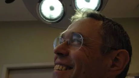 Bengt Arvidsson är optimistisk inför framtiden. Detta trots ett svårt uppdrag som verksamhetschef för kirurgkliniken med tuffa besparingar som måste genomföras. Foto: Karin Hertz