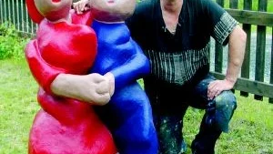 Pardans. Här ser vi konstnären Lars Pettersson Udd vid sin skulptur "Dansande paret", vilket möter besökarna i Källvik i parken utanför galleriet.