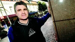 På plats. Visst är det ett ständigt pusslande med tider för jobb och barnpassning. Men Babis Papadopoulos trivs ändå väldigt bra med tillvaron.                                                                                                                                                   Foto: ELIND LUNDHOLM