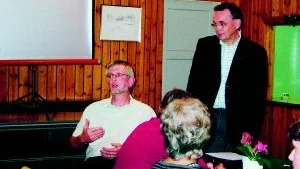 Försvarade. Riksdagsman Anders Åkesson gjorde sitt bästa för att försvara alliansens budget inför centermedlemmarna som samlats i Blackstad.  Mötet leddes av Conny Tyrberg Tjustcentern.