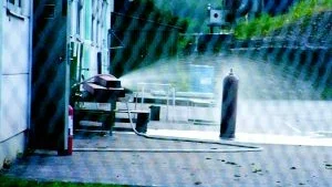 Explosionsrisk. Räddningstjänsten spolade vatten på gasflaskan för att kyla ned den efter branden. Senare sköt polisens tekniker hål i flaskan.                                                                                                   Foto: Leif Pettersson